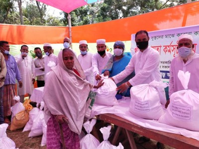 বাগেরহাটে অসহায় কর্মহীনদের মাঝে খাদ্য সামগ্রী বিতরণ